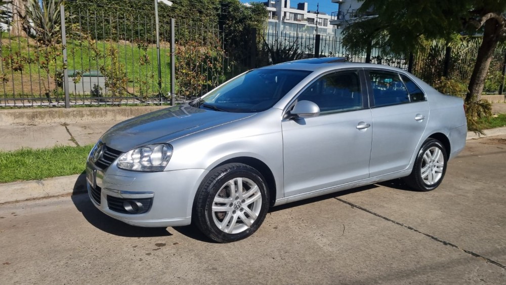 Volkswagen Vento Luxury 2.5 — foto 4